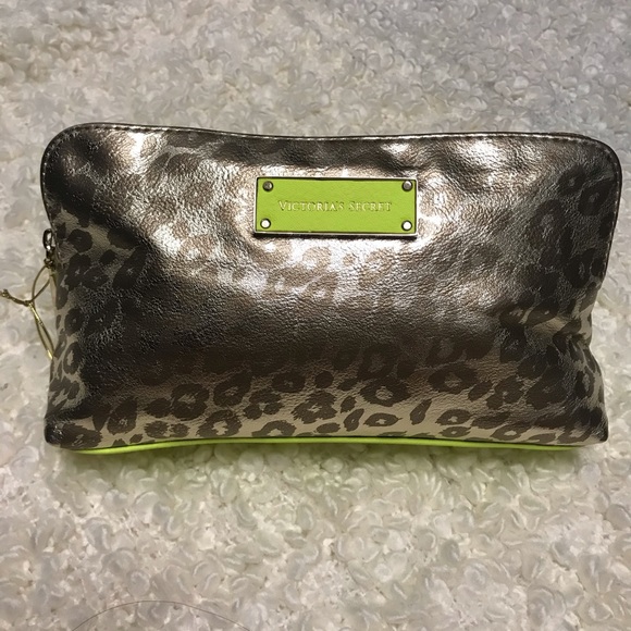 Victoria's Secret Accessories - 🎄🎁 NOW$14 VICTORIA SECRET MAKE UP / UTILITY KIT